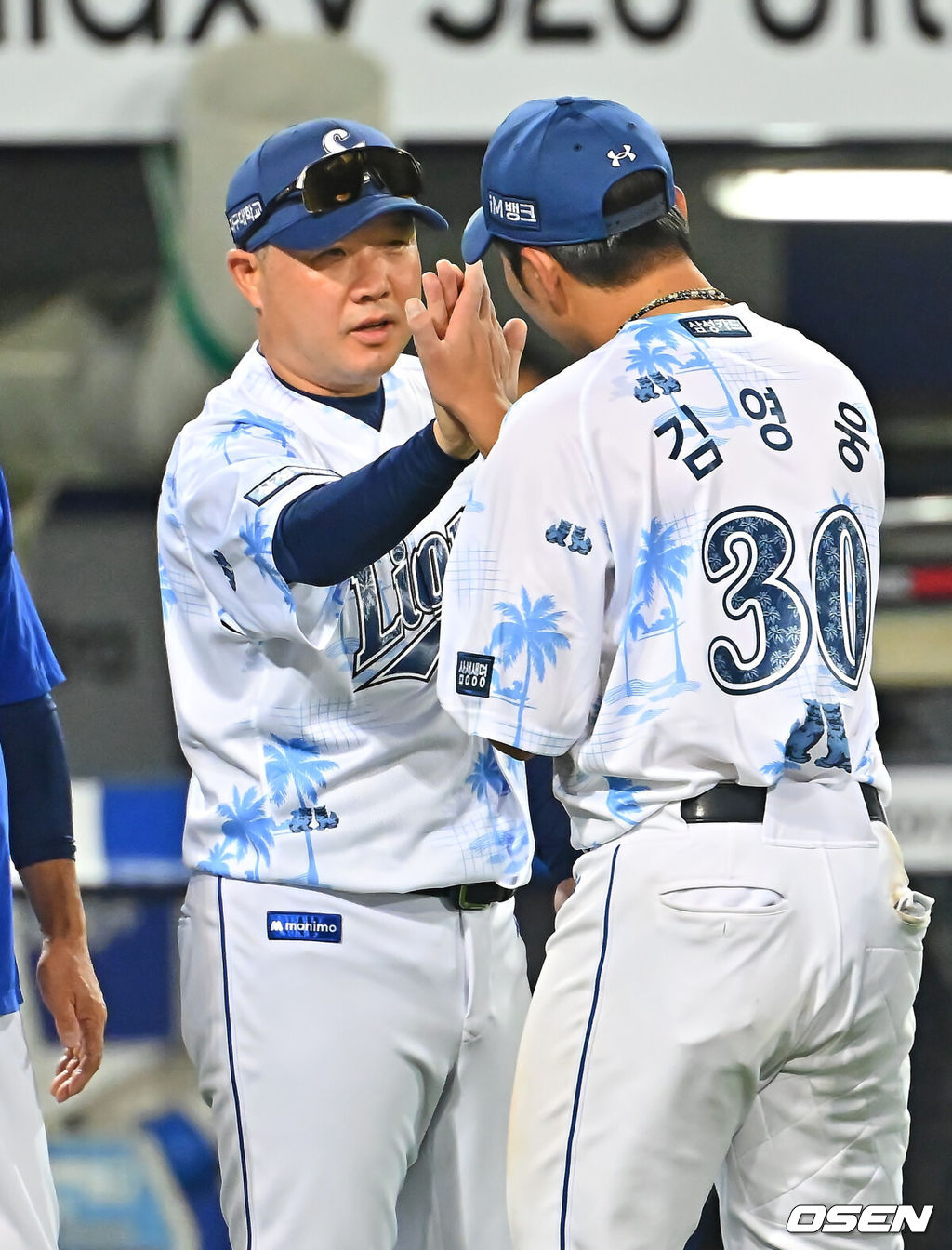16일 대구삼성라이온즈파크에서 2026 신한 SOL KBO 리그 삼성 라이온즈와 롯데 자이언츠의 경기가 열렸다. 홈팀 삼성은 양창섭이, 방문팀 롯데는 로드리게스가 선발 출전했다. 삼성 라이온즈 박진만 감독이 롯데 자이언츠에 4-1로 후반기 첫 승리를 기록하고 김영웅과 기쁨을 나누고 있다. 2026.07.16 / foto0307@osen.co.kr