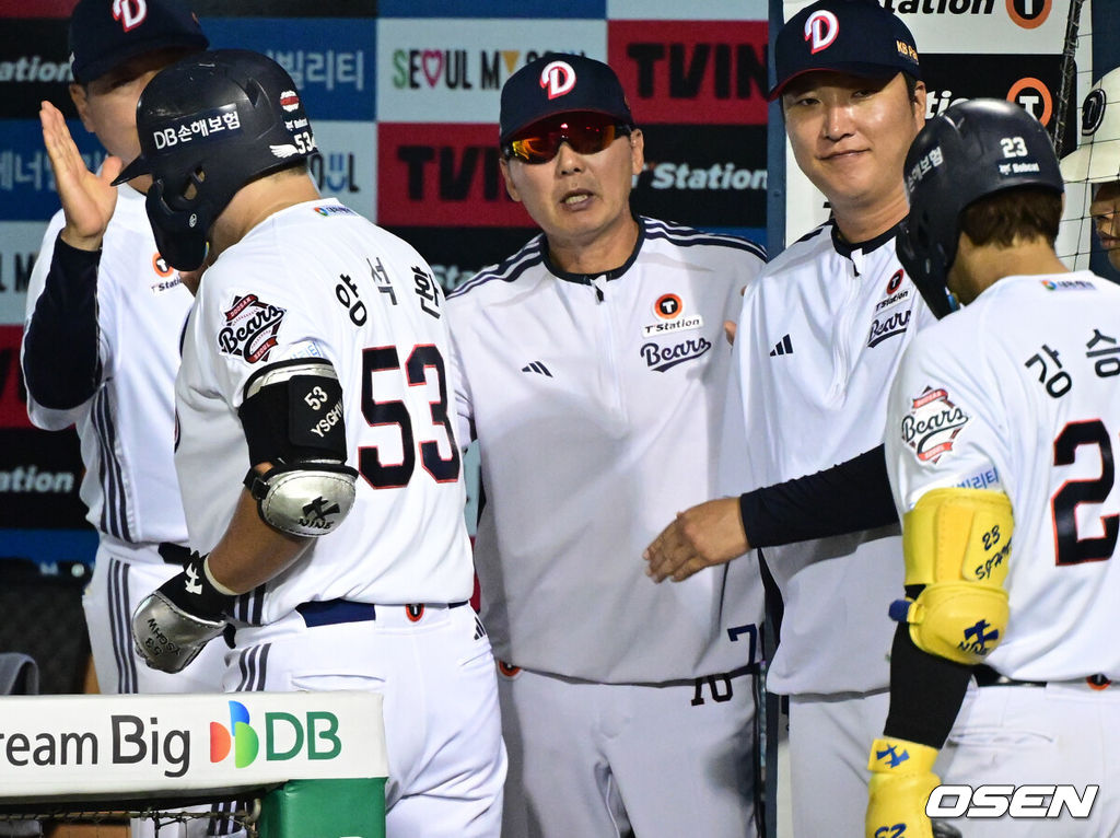 16일 서울 잠실야구장에서 2026 신한 SOL KBO리그 두산 베어스와 삼성 라이온즈의 경기가 열렸다.이날 두산은 벤자민, 삼성은 페덱이 선발로 나섰다.4회말 1사에서 두산 양석환이 좌월 솔로 홈런을 날린 뒤 김원형 감독의 환영을 받고 있다. 2026.09.16 /cej@osen.co.kr