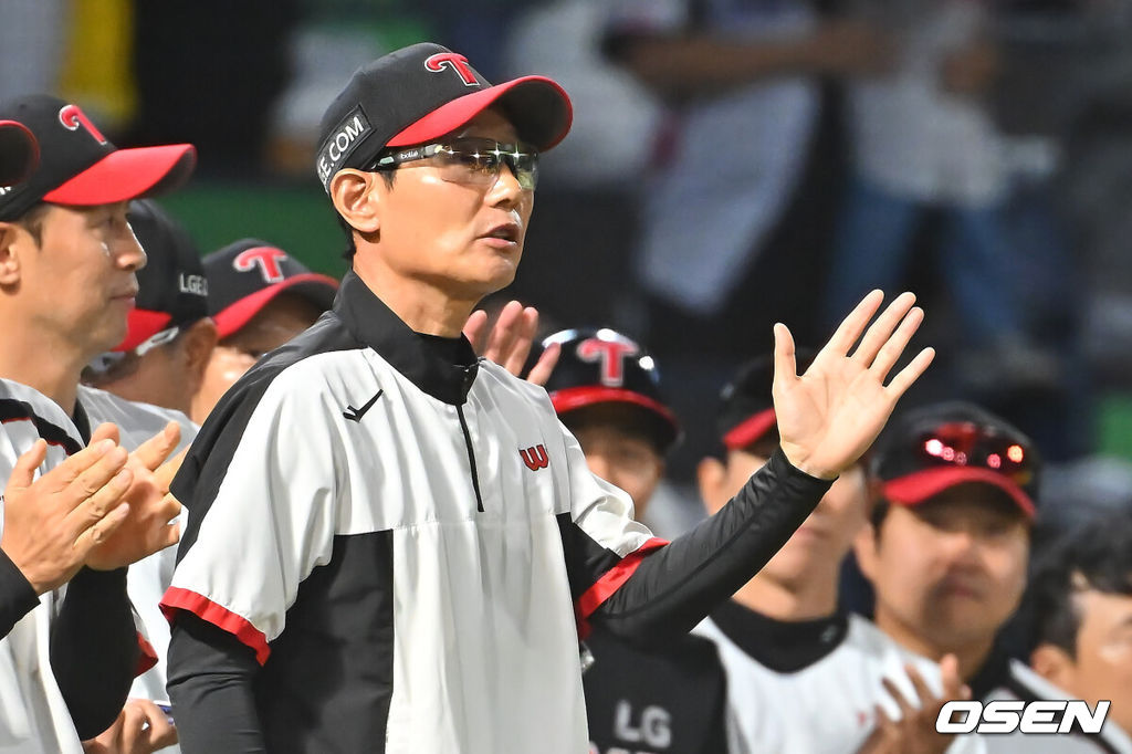 16일 창원NC파크에서 2026 신한 SOL KBO 리그 NC 다이노스와 LG 트윈스의 경기가 열렸다. 홈팀 NC는 클레빈저가, 방문팀 LG는 박시원이 선발 출전했다. LG 트윈스 염경엽 감독이 NC 다이노스에 9-2로 승리한 후 하이파이브를 하고 있다. 2026.09.16 / foto0307@osen.co.kr