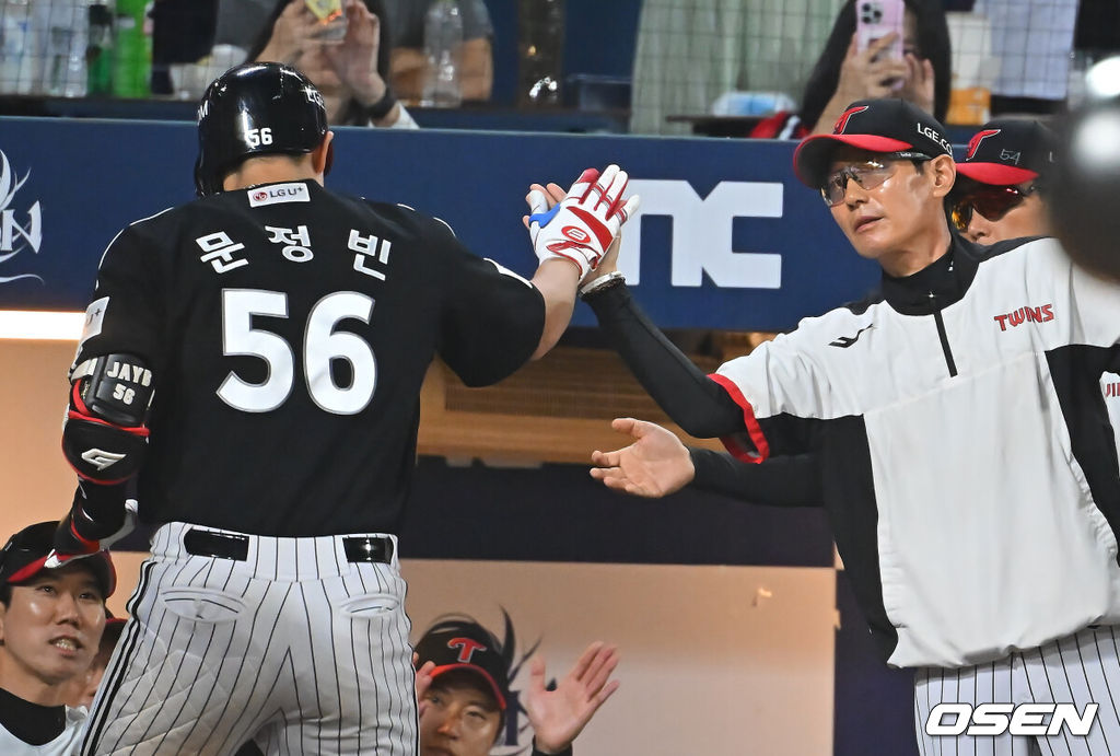 16일 창원NC파크에서 2026 신한 SOL KBO 리그 NC 다이노스와 LG 트윈스의 경기가 열렸다. 홈팀 NC는 클레빈저가, 방문팀 LG는 박시원이 선발 출전했다. LG 트윈스 문정빈이 9회초 무사 1,2루 좌중월 3점 홈런을 치고 염경엽 감독과 하이파이브를 하고 있다. 2026.09.16 / foto0307@osen.co.kr
