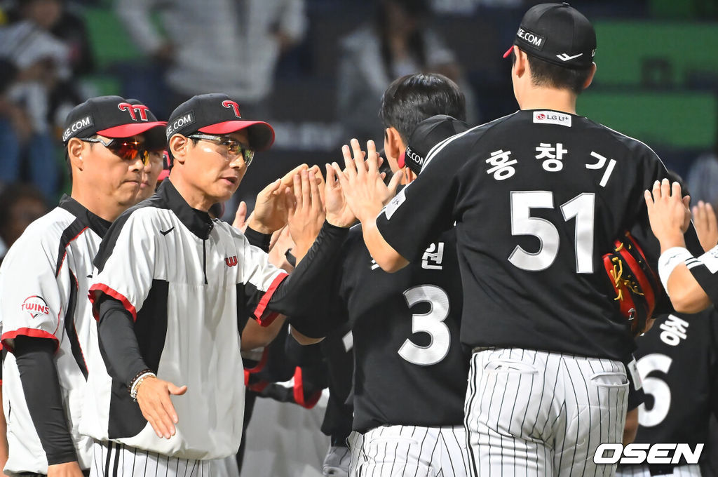 16일 창원NC파크에서 2026 신한 SOL KBO 리그 NC 다이노스와 LG 트윈스의 경기가 열렸다. 홈팀 NC는 클레빈저가, 방문팀 LG는 박시원이 선발 출전했다. LG 트윈스 염경엽 감독이 NC 다이노스에 9-2로 승리한 후 홍창기와 하이파이브를 하고 있다. 2026.09.16 / foto0307@osen.co.kr