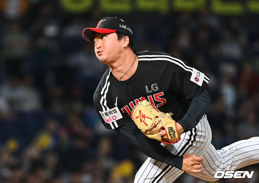 16일 창원NC파크에서 2026 신한 SOL KBO 리그 NC 다이노스와 LG 트윈스의 경기가 열렸다. 홈팀 NC는 클레빈저가, 방문팀 LG는 박시원이 선발 출전했다. LG 트윈스 고우석이 역투하고 있다. 2026.09.16 / foto0307@osen.co.kr