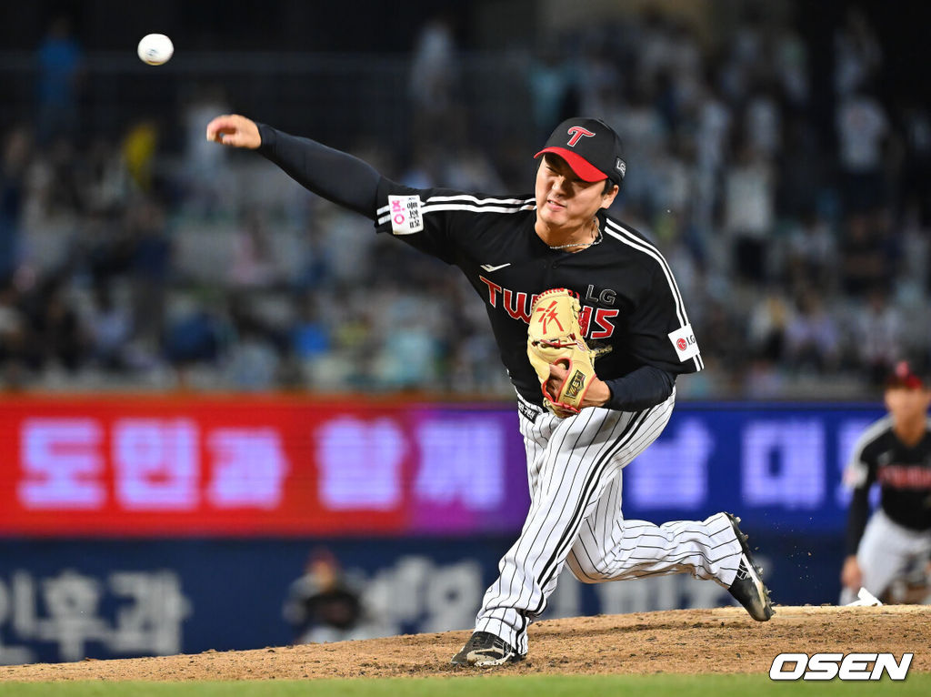 16일 창원NC파크에서 2026 신한 SOL KBO 리그 NC 다이노스와 LG 트윈스의 경기가 열렸다. 홈팀 NC는 클레빈저가, 방문팀 LG는 박시원이 선발 출전했다. LG 트윈스 고우석이 역투하고 있다. 2026.09.16 / foto0307@osen.co.kr