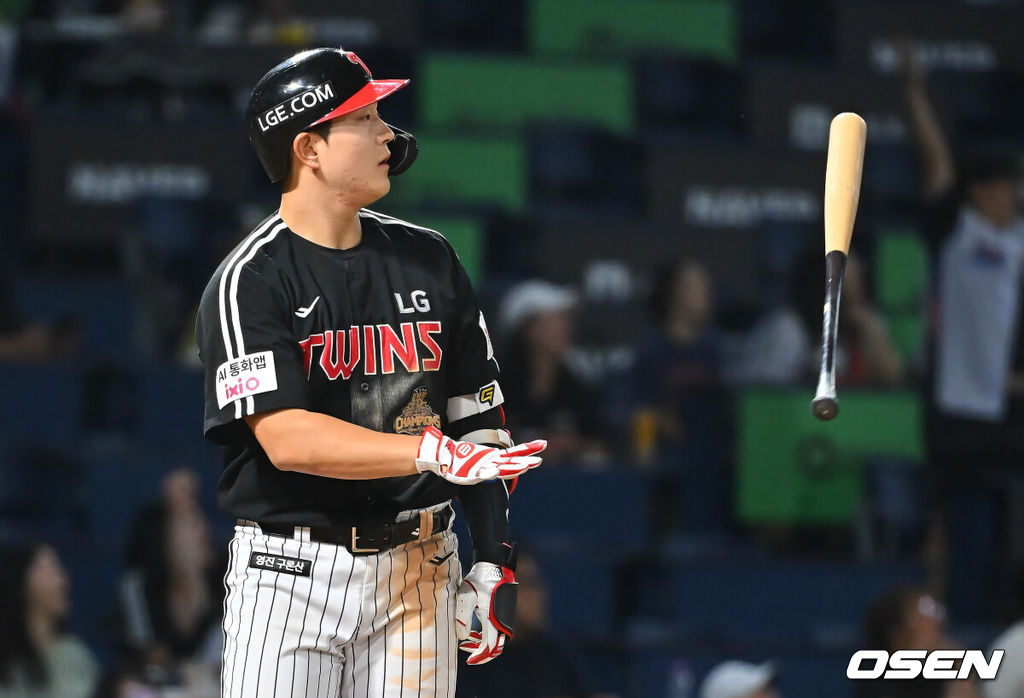 16일 창원NC파크에서 2026 신한 SOL KBO 리그 NC 다이노스와 LG 트윈스의 경기가 열렸다. 홈팀 NC는 클레빈저가, 방문팀 LG는 박시원이 선발 출전했다. LG 트윈스 문정빈이 9회초 무사 1,2루 좌중월 3점 홈런을 치고 있다. 2026.09.16 / foto0307@osen.co.kr