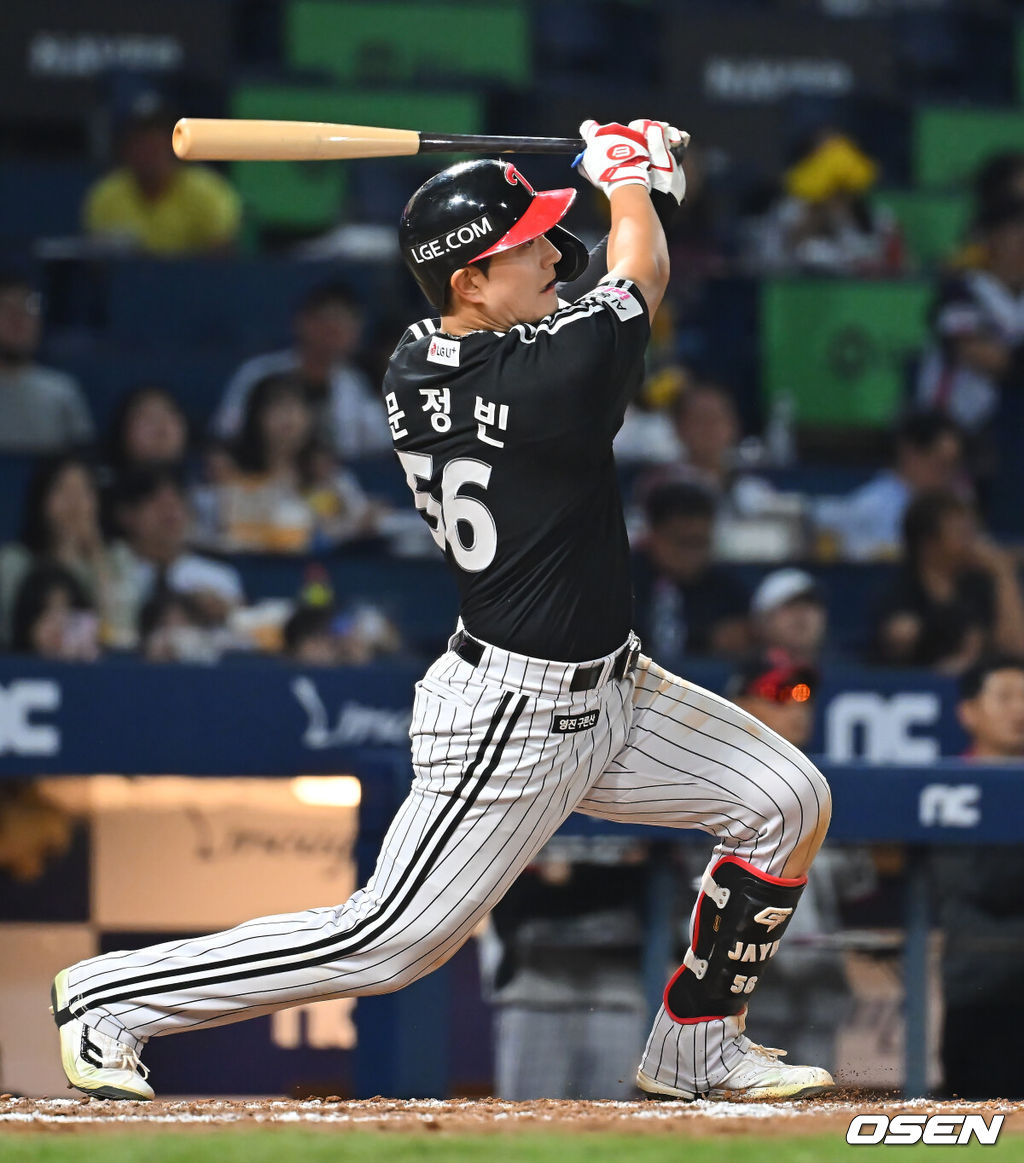 16일 창원NC파크에서 2026 신한 SOL KBO 리그 NC 다이노스와 LG 트윈스의 경기가 열렸다. 홈팀 NC는 클레빈저가, 방문팀 LG는 박시원이 선발 출전했다. LG 트윈스 문정빈이 5회초 1사 만루 중견수 희생 플라이를 치고 있다. 2026.09.16 / foto0307@osen.co.kr