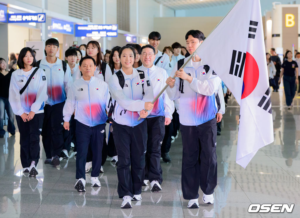 2026 아이치-나고야 아시안게임 대한민국 선수단 본단이 17일 오전 인천국제공항을 통해 일본으로 출국했다.아이치-나고야 아시안게임은 19일부터 10월 4일까지 일본 아이치현과 나고야시 일원에서 열린다. 대한민국은 41개 종목에 1,052명의 선수단을 파견한다. 선수 대표 탁구 신유빈, 배드민턴 서승재가 태극기를 들고 선수단과 함께 출국장으로 향하고 있다. 2026.09.17 / jpnews@osen.co.kr