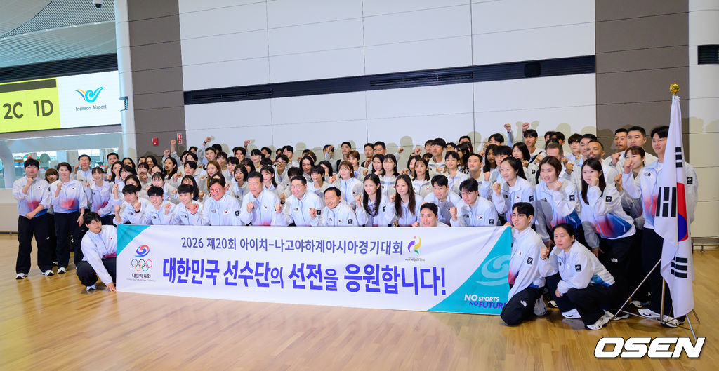 2026 아이치-나고야 아시안게임 대한민국 선수단 본단이 17일 오전 인천국제공항을 통해 일본으로 출국했다.아이치-나고야 아시안게임은 19일부터 10월 4일까지 일본 아이치현과 나고야시 일원에서 열린다. 대한민국은 41개 종목에 1,052명의 선수단을 파견한다. 대한민국 선수단이 단체 기념 촬영을 하고 있다. 2026.09.17 / jpnews@osen.co.kr