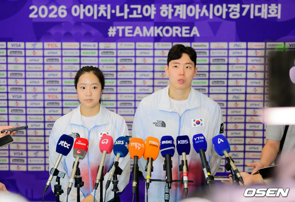 2026 아이치-나고야 아시안게임 대한민국 선수단 본단이 17일 오전 인천국제공항을 통해 일본으로 출국했다.아이치-나고야 아시안게임은 19일부터 10월 4일까지 일본 아이치현과 나고야시 일원에서 열린다. 대한민국은 41개 종목에 1,052명의 선수단을 파견한다. 선수 대표 탁구 신유빈, 배드민턴 서승재가 인터뷰를 하고 있다. 2026.09.17 / jpnews@osen.co.kr