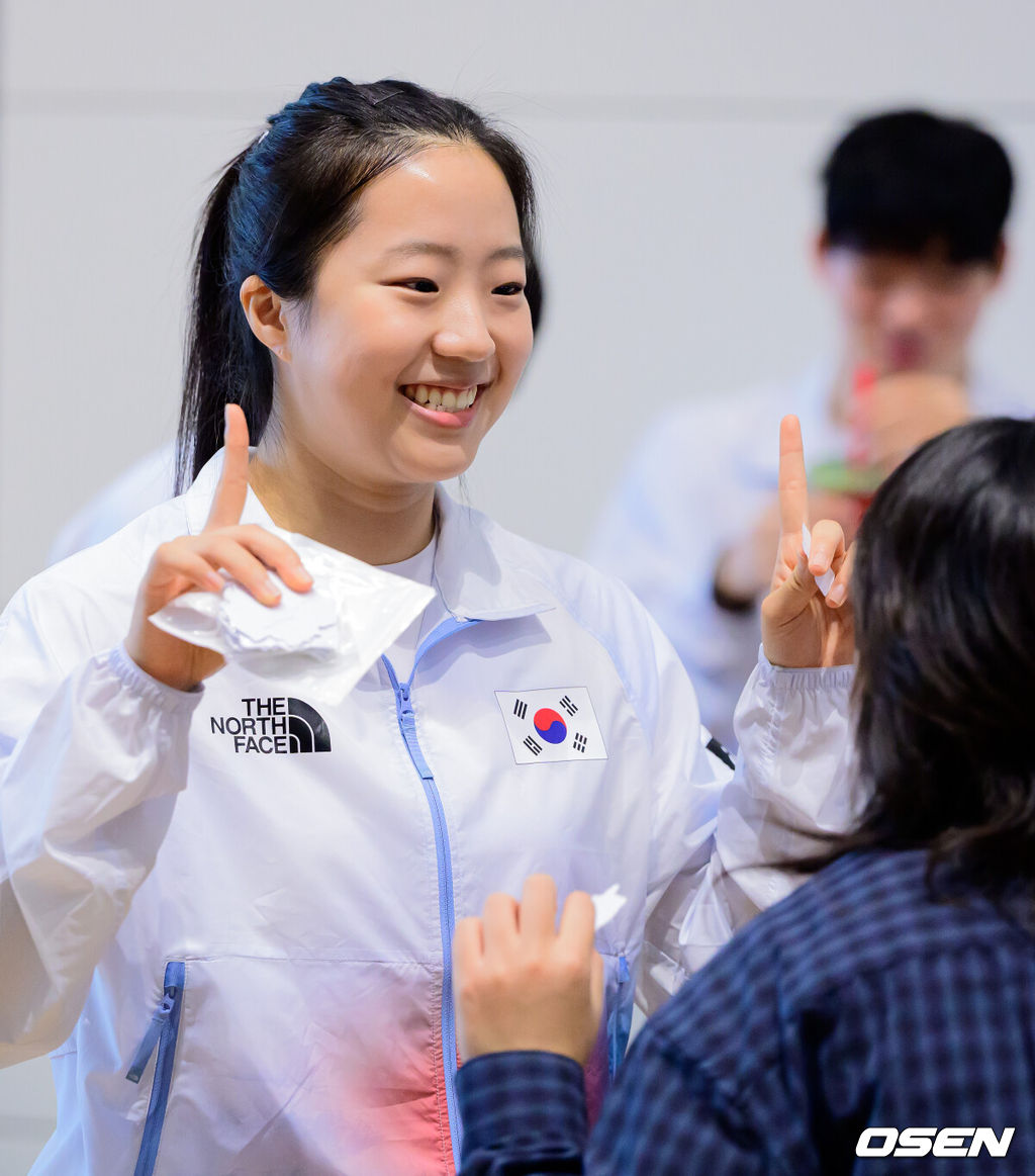 2026 아이치-나고야 아시안게임 대한민국 선수단 본단이 17일 오전 인천국제공항을 통해 일본으로 출국했다.아이치-나고야 아시안게임은 19일부터 10월 4일까지 일본 아이치현과 나고야시 일원에서 열린다. 대한민국은 41개 종목에 1,052명의 선수단을 파견한다. 탁구대표팀 신유빈이 동료선수들과 이야기를 나누며 즐거워하고 있다. 2026.09.17 / jpnews@osen.co.kr
