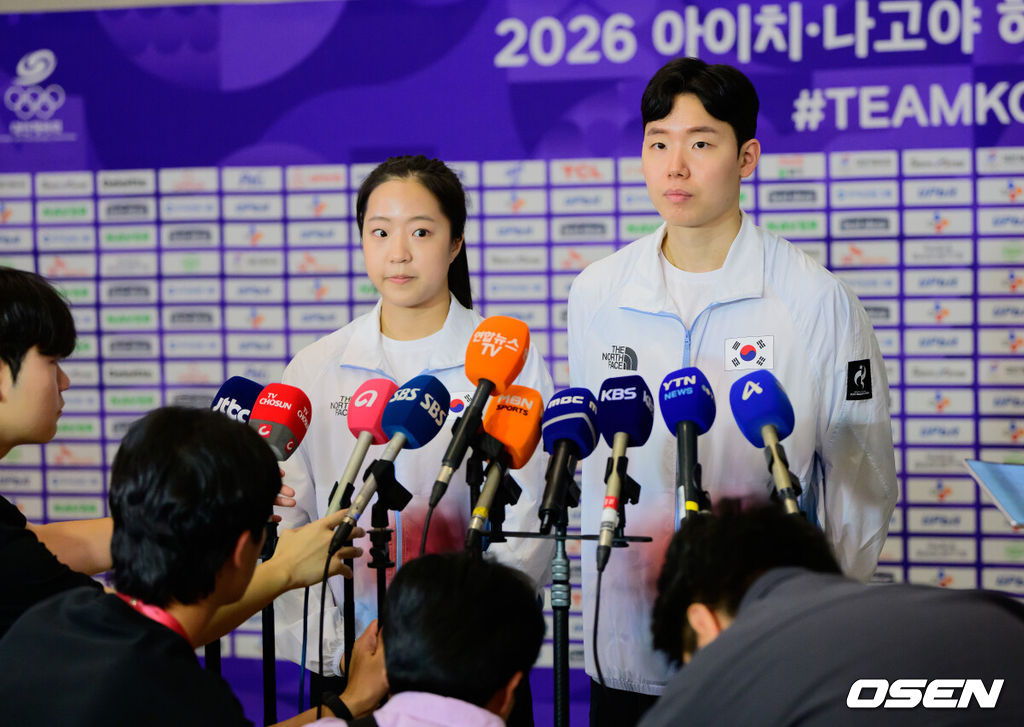 2026 아이치-나고야 아시안게임 대한민국 선수단 본단이 17일 오전 인천국제공항을 통해 일본으로 출국했다.아이치-나고야 아시안게임은 19일부터 10월 4일까지 일본 아이치현과 나고야시 일원에서 열린다. 대한민국은 41개 종목에 1,052명의 선수단을 파견한다. 선수 대표 탁구 신유빈, 배드민턴 서승재가 인터뷰를 하고 있다. 2026.09.17 / jpnews@osen.co.kr