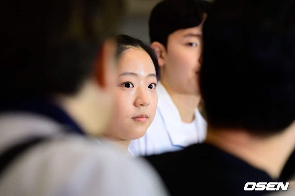 2026 아이치-나고야 아시안게임 대한민국 선수단 본단이 17일 오전 인천국제공항을 통해 일본으로 출국했다.아이치-나고야 아시안게임은 19일부터 10월 4일까지 일본 아이치현과 나고야시 일원에서 열린다. 대한민국은 41개 종목에 1,052명의 선수단을 파견한다. 선수 대표 탁구 신유빈, 배드민턴 서승재가 인터뷰를 하고 있다. 2026.09.17 / jpnews@osen.co.kr