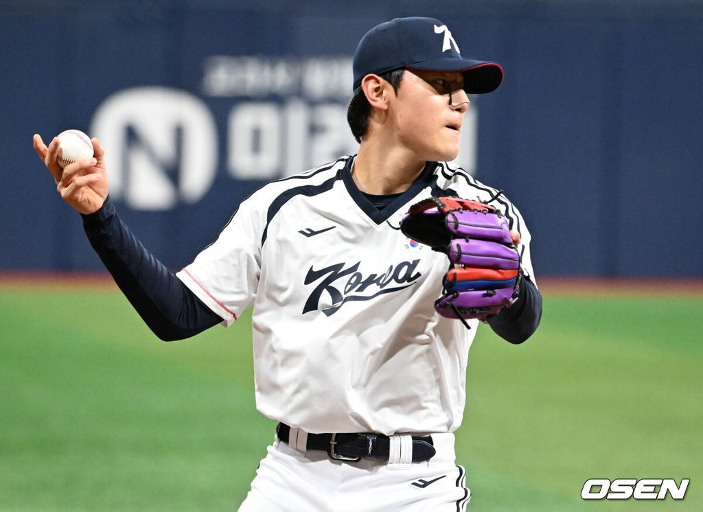 류지현 감독이 이끄는 2026 아이치·나고야 아시안게임 야구 대표팀이 17일 오후 서울 고척스카이돔에서 상무와의 연습경기에 앞서 훈련을 가졌다.야구 대표팀은 오는 18일 나고야로 이동한 뒤 21일 B조 조별예선 대만전, 22일 홍콩전, 23일 태국전을 치른 뒤 25일부터 26일까지 슈퍼라운드를 거쳐 27일 메달 결정전을 펼친다. 대표팀 김도영이 수비 훈련을 하고 있다. 2026.09.17 /cej@osen.co.kr