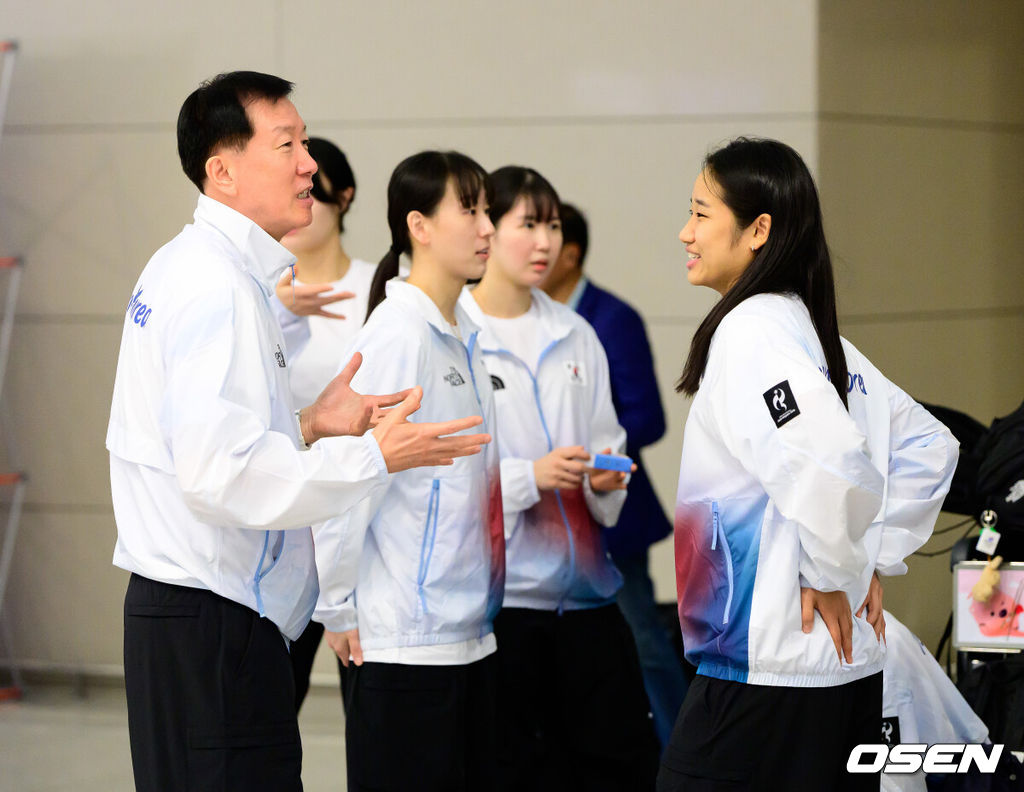 2026 아이치-나고야 아시안게임 대한민국 선수단 본단이 17일 오전 인천국제공항을 통해 일본으로 출국했다.아이치-나고야 아시안게임은 19일부터 10월 4일까지 일본 아이치현과 나고야시 일원에서 열린다. 대한민국은 41개 종목에 1,052명의 선수단을 파견한다. 배드민턴 대표팀 박주봉 감독과 안세영이 출국 준비를 하고 있다. 2026.09.17 / jpnews@osen.co.kr