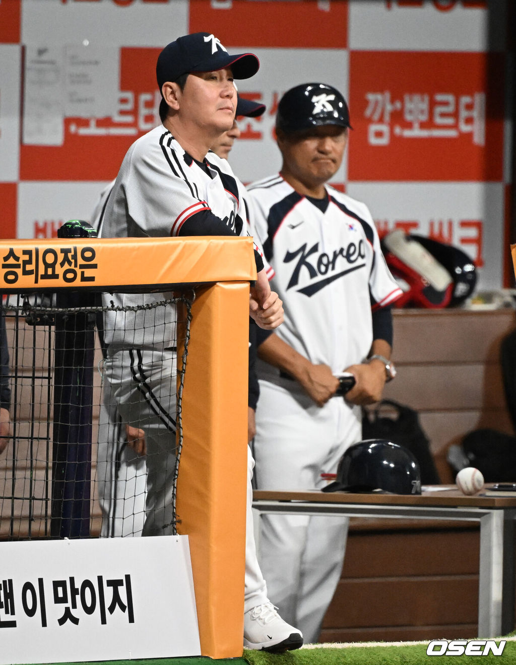 류지현 감독이 이끄는 2026 아이치·나고야 아시안게임 야구 대표팀이 17일 오후 서울 고척스카이돔에서 상무와의 연습경기를 가졌다.야구 대표팀은 오는 18일 나고야로 이동한 뒤 21일 B조 조별예선 대만전, 22일 홍콩전, 23일 태국전을 치른 뒤 25일부터 26일까지 슈퍼라운드를 거쳐 27일 메달 결정전을 펼친다. 대표팀 류지현 감독이 오원석 피칭을 지켜보고 있다. 2026.09.17 /cej@osen.co.kr