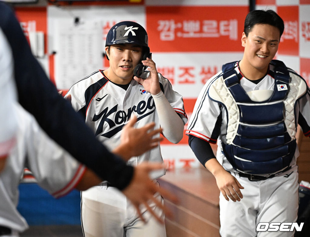 류지현 감독이 이끄는 2026 아이치·나고야 아시안게임 야구 대표팀이 17일 오후 서울 고척스카이돔에서 상무와의 연습경기를 가졌다.야구 대표팀은 오는 18일 나고야로 이동한 뒤 21일 B조 조별예선 대만전, 22일 홍콩전, 23일 태국전을 치른 뒤 25일부터 26일까지 슈퍼라운드를 거쳐 27일 메달 결정전을 펼친다. 2회말 1사 3루에서 대표팀 박준순이 조형우 희생타에 득점을 올리고 있다. 2026.09.17 /cej@osen.co.kr