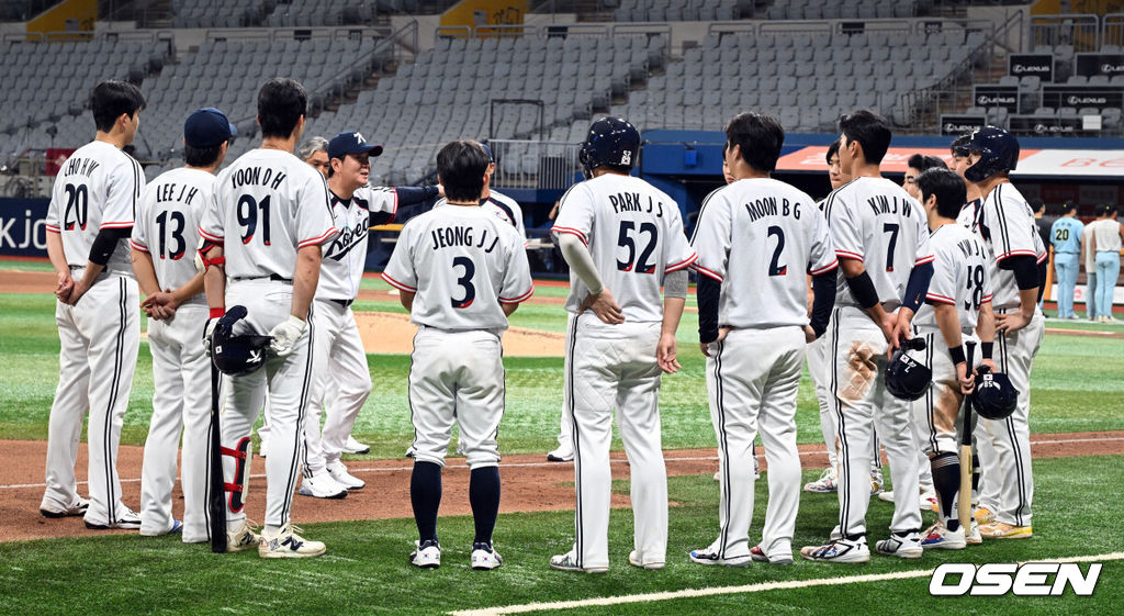 류지현 감독이 이끄는 2026 아이치·나고야 아시안게임 야구 대표팀이 17일 오후 서울 고척스카이돔에서 상무와의 연습경기를 가졌다.야구 대표팀은 오는 18일 나고야로 이동한 뒤 21일 B조 조별예선 대만전, 22일 홍콩전, 23일 태국전을 치른 뒤 25일부터 26일까지 슈퍼라운드를 거쳐 27일 메달 결정전을 펼친다. 경기 종료 후 대표팀 류지현 감독이 선수단과 미팅을 갖고 있다. 2026.09.17 /cej@osen.co.kr