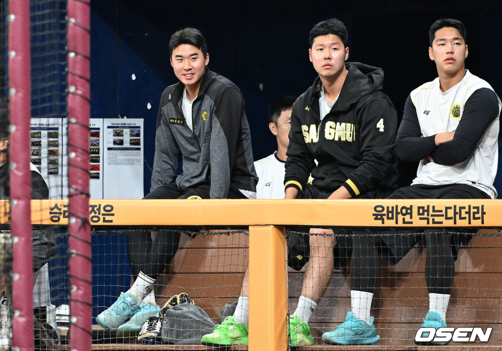류지현 감독이 이끄는 2026 아이치·나고야 아시안게임 야구 대표팀이 17일 오후 서울 고척스카이돔에서 상무와의 연습경기에 앞서 훈련을 가졌다.야구 대표팀은 오는 18일 나고야로 이동한 뒤 21일 B조 조별예선 대만전, 22일 홍콩전, 23일 태국전을 치른 뒤 25일부터 26일까지 슈퍼라운드를 거쳐 27일 메달 결정전을 펼친다. 장재영(왼쪽)을 비롯한 상무가 대표팀 훈련을 지켜보고 있다. 2026.09.17 /cej@osen.co.kr
