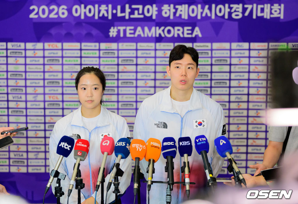 2026 아이치-나고야 아시안게임 대한민국 선수단 본단이 17일 오전 인천국제공항을 통해 일본으로 출국했다.아이치-나고야 아시안게임은 19일부터 10월 4일까지 일본 아이치현과 나고야시 일원에서 열린다. 대한민국은 41개 종목에 1,052명의 선수단을 파견한다. 선수 대표 탁구 신유빈, 배드민턴 서승재가 인터뷰를 하고 있다. 2026.09.17 / jpnews@osen.co.kr