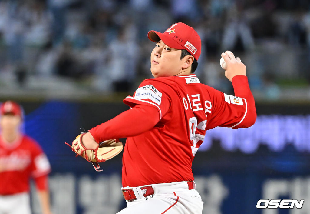17일 창원NC파크에서 2026 신한 SOL KBO 리그 NC 다이노스와 SSG 랜더스의 경기가 열렸다. 홈팀 NC는 라일리가, 방문팀 SSG는 이로운이 선발 출전했다. SSG 랜더스 선발투수 이로운이 역투하고 있다. 2026.09.17 / foto0307@osen.co.kr
