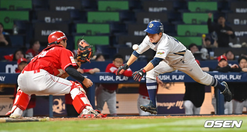 17일 창원NC파크에서 2026 신한 SOL KBO 리그 NC 다이노스와 SSG 랜더스의 경기가 열렸다. 홈팀 NC는 라일리가, 방문팀 SSG는 이로운이 선발 출전했다. NC 다이노스 박민우가 8회말 1사 2루 블레인의 좌익수 앞 안타때 홈에서 아웃되고 있다. 2026.09.17 / foto0307@osen.co.kr