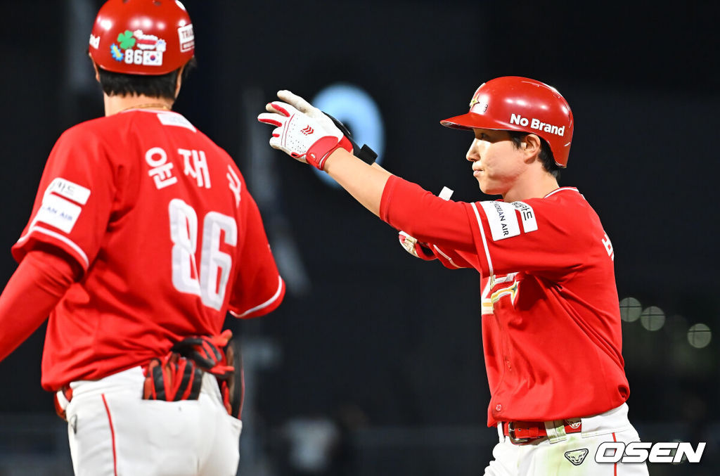 17일 창원NC파크에서 2026 신한 SOL KBO 리그 NC 다이노스와 SSG 랜더스의 경기가 열렸다. 홈팀 NC는 라일리가, 방문팀 SSG는 이로운이 선발 출전했다. SSG 랜더스 박성한이 8회초 2사 2루 우익수 앞 1타점 안타를 치고 세리머니를 하고 있다. 2026.09.17 / foto0307@osen.co.kr