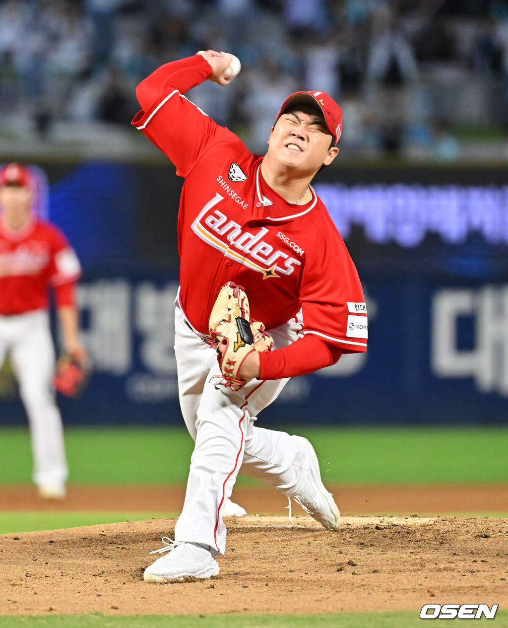 17일 창원NC파크에서 2026 신한 SOL KBO 리그 NC 다이노스와 SSG 랜더스의 경기가 열렸다. 홈팀 NC는 라일리가, 방문팀 SSG는 이로운이 선발 출전했다. SSG 랜더스 선발투수 이로운이 역투하고 있다. 2026.09.17 / foto0307@osen.co.kr
