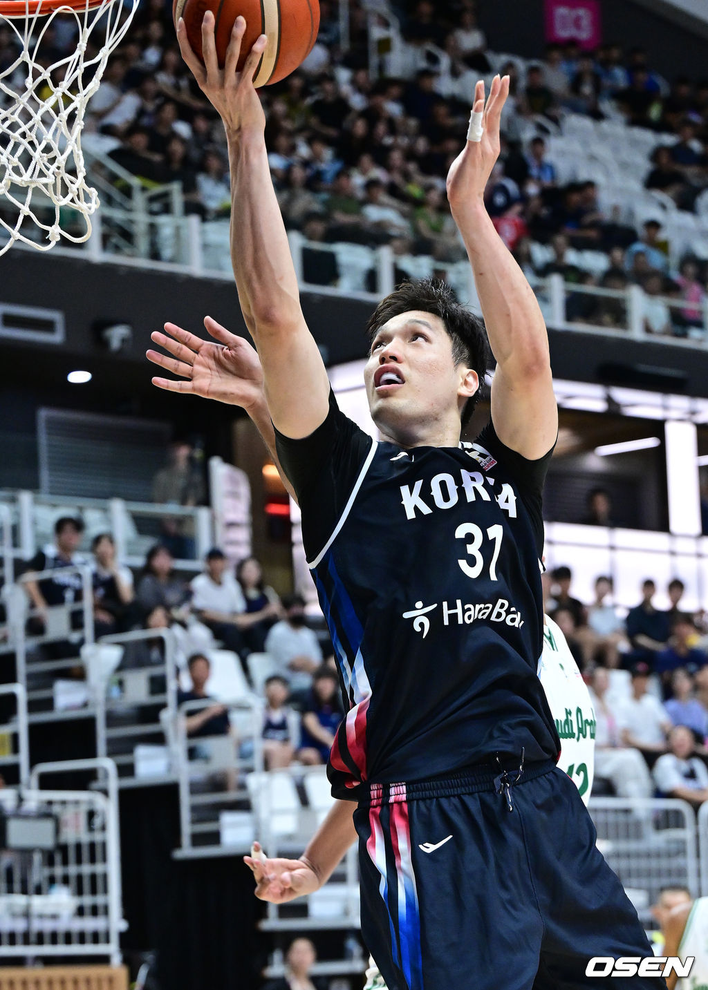 대한민국 남자농구 대표팀이 31일 오후 경기도 수원 KT 소닉붐 아레나에서 ‘2027 FIBA 농구 월드컵 아시아 예선’ F조 윈도우4 사우디아라비아와 맞대결을 펼쳤다.이번 월드컵 예선에서 3승 4패를 기록 중인 한국은 남은 경기에서 최대한 승수를 챙겨야 월드컵 본선 티켓을 따낼 수 있는 힘든 상황에 놓였다.2쿼터, 한국 장재석이 슛을 시도하고 있다. 2026.08.31 / dreamer@osen.co.kr