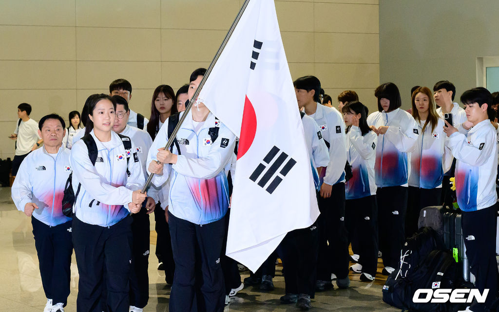 2026 아이치-나고야 아시안게임 대한민국 선수단 본단이 17일 오전 인천국제공항을 통해 일본으로 출국했다.아이치-나고야 아시안게임은 19일부터 10월 4일까지 일본 아이치현과 나고야시 일원에서 열린다. 대한민국은 41개 종목에 1,052명의 선수단을 파견한다. 선수 대표 탁구 신유빈, 배드민턴 서승재가 태극기를 들고 선수단과 함께 출국장으로 향하고 있다. 2026.09.17 / jpnews@osen.co.kr