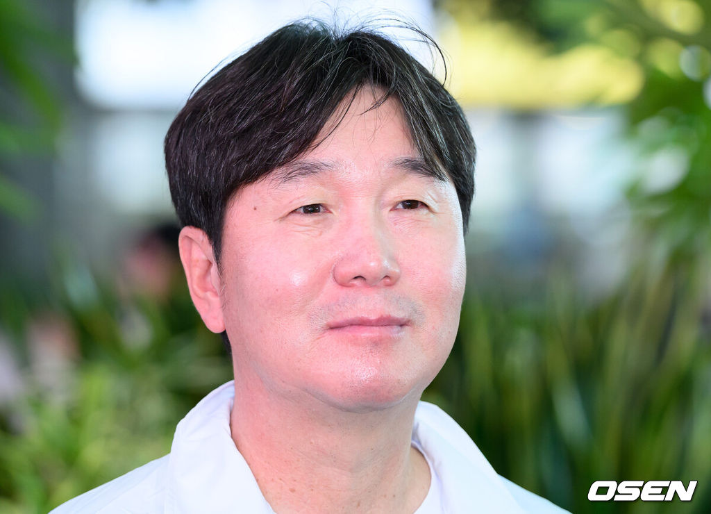 류지현 감독이 이끄는 한국 야구대표팀이 18일 오전 인천국제공항을 통해 출국했다.결전지인 일본 나고야로 향하는 대표팀은 19일과 20일 현지 적응 훈련을 거쳐 21일 대만과 조별예선 1차전을 치른다.류지현 감독이 인터뷰를 하고 있다. 2026.09.18 /sunday@osen.co.kr
