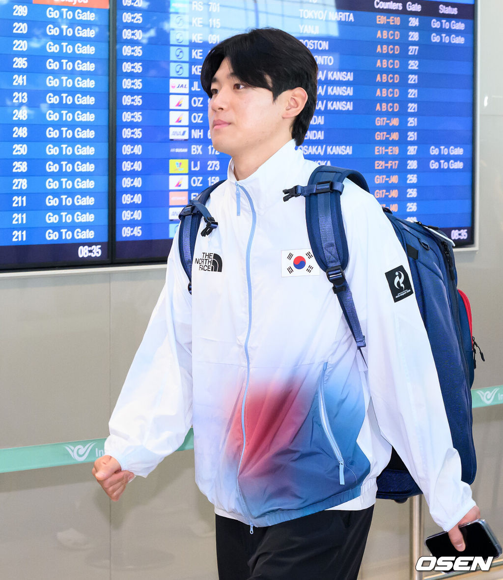 류지현 감독이 이끄는 한국 야구대표팀이 18일 오전 인천국제공항을 통해 출국했다.결전지인 일본 나고야로 향하는 대표팀은 19일과 20일 현지 적응 훈련을 거쳐 21일 대만과 조별예선 1차전을 치른다.김도영이 출국장으로 이동하고 있다. 2026.09.18 /sunday@osen.co.kr