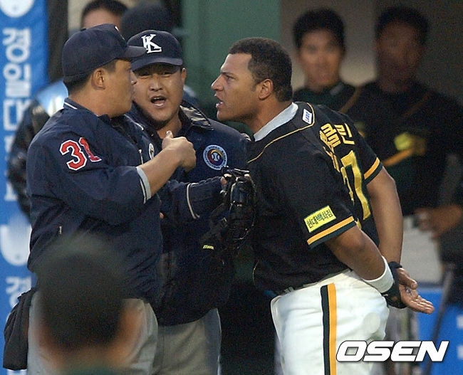 현대 시절 마이카 프랭클린이 심판에게 항의하고 있다. /OSEN DB