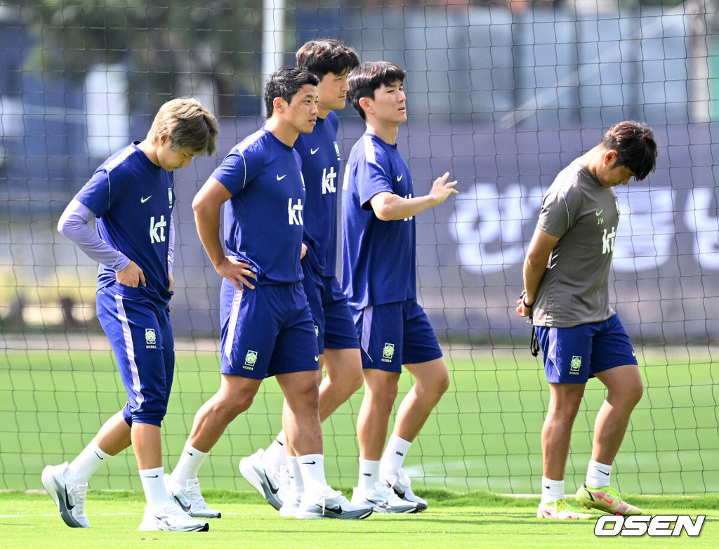 홍명보 감독이 이끄는 대한민국 축구국가대표팀이 26일(한국시각) 멕시코 과달라하라 인근 사포판의 치바스 베르데 바예에서 훈련을 진행했다.대한민국은 1승 2패(승점 3)로 조 3위에 머물렀다. 자력으로 32강에 오를 기회를 놓쳤고, 이제는 다른 조 경기 결과를 기다려야 하는 처지가 됐다.대한민국 황희찬, 김민재, 황인범이 훈련을 하고 있다. 2026.06.26 /sunday@osen.co.kr