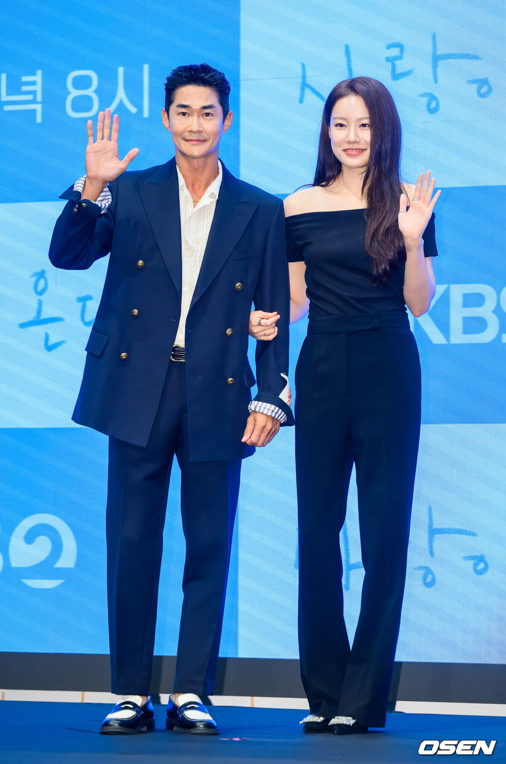 22일 서울 신도림 디큐브시티 더세인트 웨딩홀에서 KBS 2TV 새 주말드라마 ‘사랑이 온다’ 제작발표회가 진행됐다.오는 25일 첫 방송되는 '사랑이 온다'(극본 이경희, 연출 홍석구)는 깨진 가족의 파편을 다시 모아 세상에서 가장 따뜻한 인생 한 상을 차려가는 두 남녀의 이야기를 담은 패밀리 레시피 드라마로 이날 행사에는 배우 하석진과 안희연, 박유나, 배정남, 권해효, 윤유선, 류승수, 진경 등이 참석했다.배우 배정남과 박유나가 포즈를 취하고 있다. 2026.07.22 / soul1014@osen.co.kr
