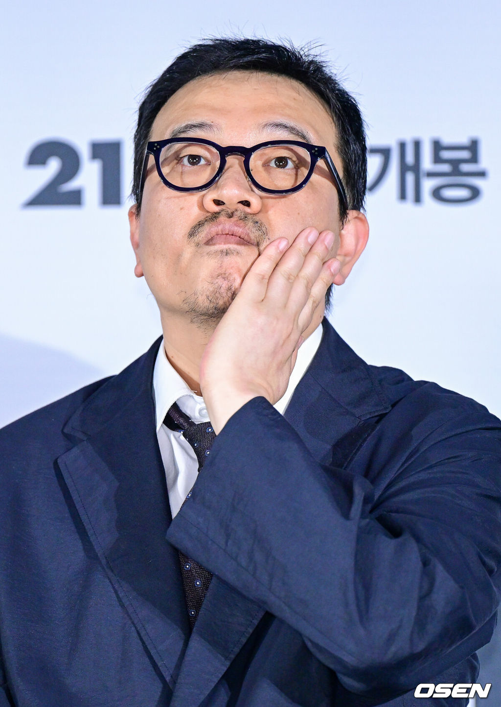 18일 오전 서울 용산 CGV에서 영화 ‘실낙원’(감독 연상호) 제작보고회가 열렸다.영화 ‘실낙원’은 9년 전 캠핑스쿨 버스 실종 사건으로 아들을 잃은 엄마 류소영에게 죽은 줄 알았던 아들 류선우가 돌아오면서 벌어지는 이야기를 그린 심리 스릴러다.연상호 감독이 취재진의 질문을 듣고 있다. 2026.09.18 / dreamer@osen.co.kr
