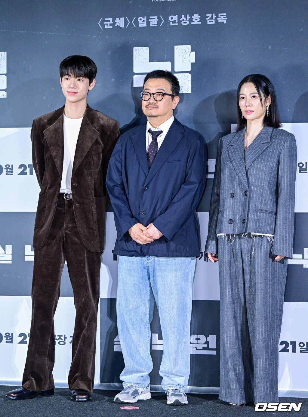 18일 오전 서울 용산 CGV에서 영화 ‘실낙원’(감독 연상호) 제작보고회가 열렸다.영화 ‘실낙원’은 9년 전 캠핑스쿨 버스 실종 사건으로 아들을 잃은 엄마 류소영에게 죽은 줄 알았던 아들 류선우가 돌아오면서 벌어지는 이야기를 그린 심리 스릴러다.배우 배현성, 연상호 감독, 김현주가 포토타임을 하고 있다. 2026.09.18 / dreamer@osen.co.kr