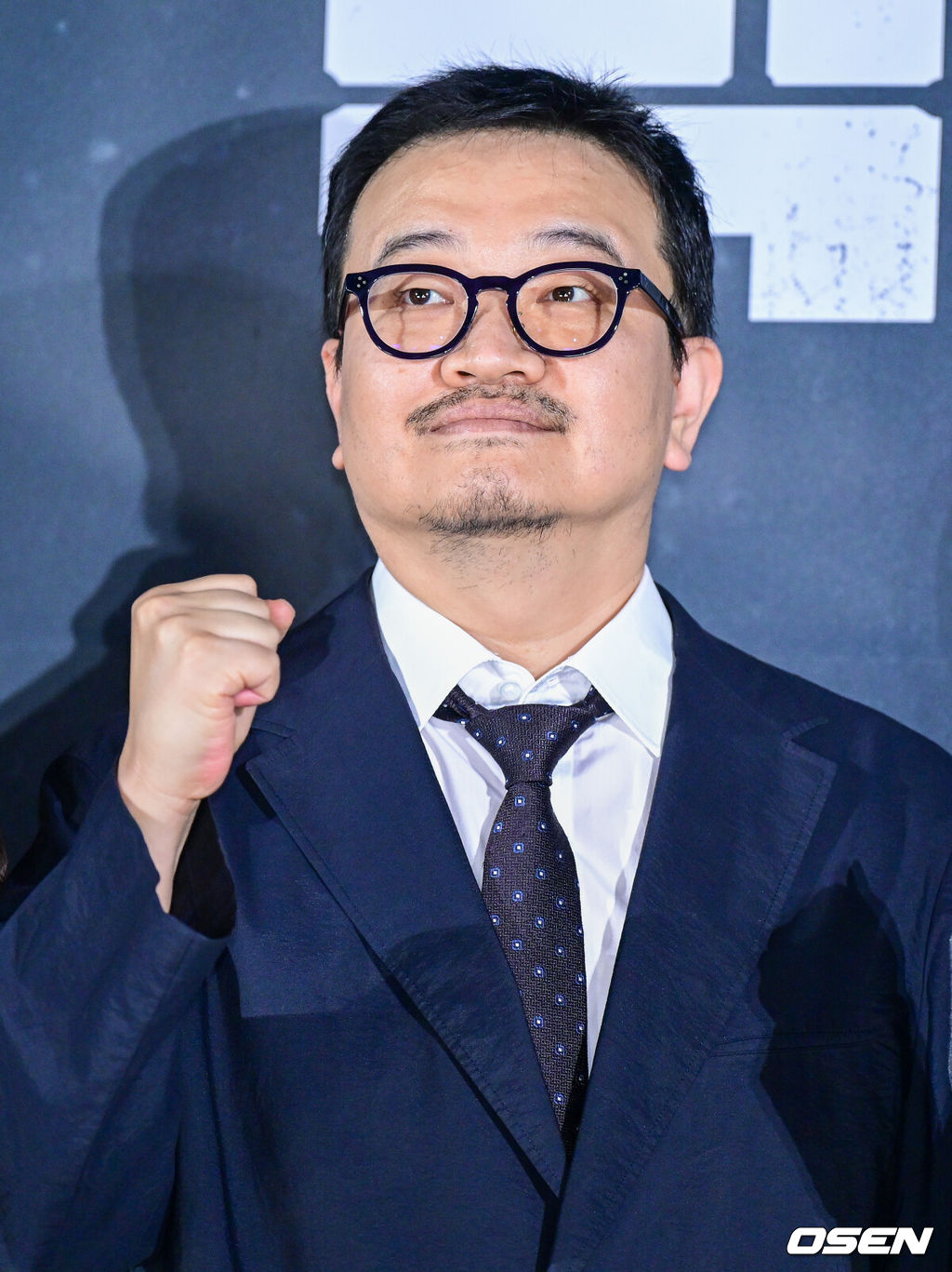 18일 오전 서울 용산 CGV에서 영화 ‘실낙원’(감독 연상호) 제작보고회가 열렸다.영화 ‘실낙원’은 9년 전 캠핑스쿨 버스 실종 사건으로 아들을 잃은 엄마 류소영에게 죽은 줄 알았던 아들 류선우가 돌아오면서 벌어지는 이야기를 그린 심리 스릴러다.연상호 감독이 포토타임을 하고 있다. 2026.09.18 / dreamer@osen.co.kr