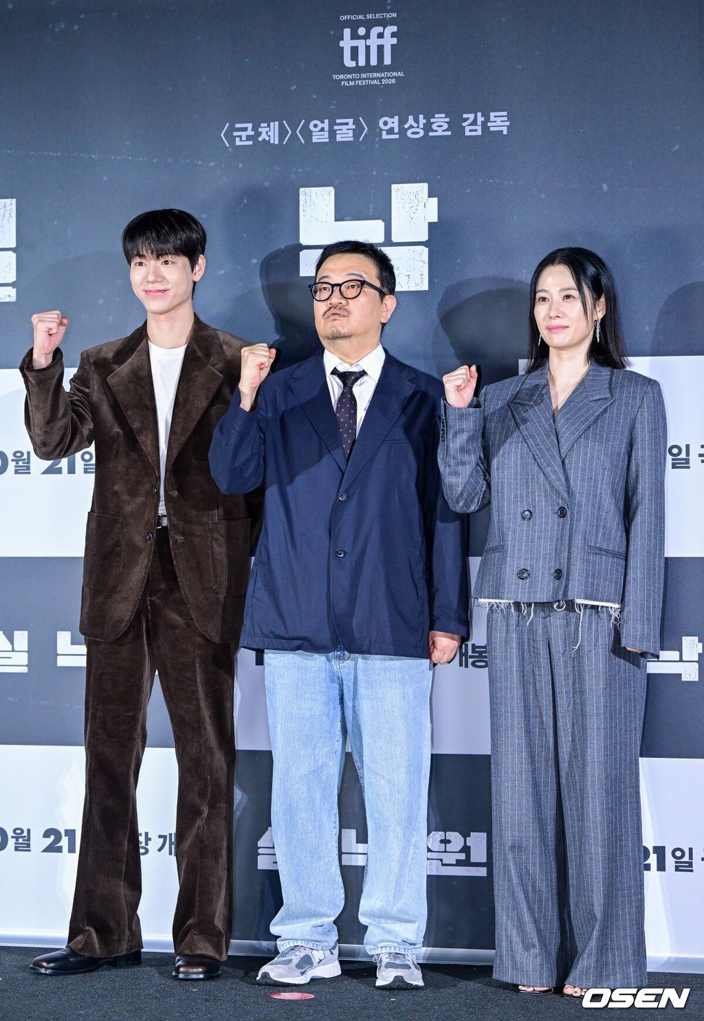 18일 오전 서울 용산 CGV에서 영화 ‘실낙원’(감독 연상호) 제작보고회가 열렸다.영화 ‘실낙원’은 9년 전 캠핑스쿨 버스 실종 사건으로 아들을 잃은 엄마 류소영에게 죽은 줄 알았던 아들 류선우가 돌아오면서 벌어지는 이야기를 그린 심리 스릴러다.배우 배현성, 연상호 감독,김현주(왼쪽부터)가 포토타임을 하고 있다. 2026.09.18 / dreamer@osen.co.kr