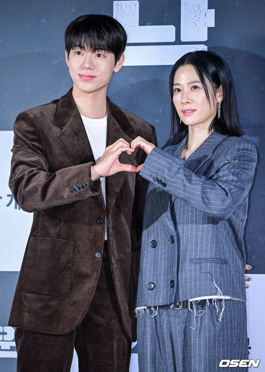 18일 오전 서울 용산 CGV에서 영화 ‘실낙원’(감독 연상호) 제작보고회가 열렸다.영화 ‘실낙원’은 9년 전 캠핑스쿨 버스 실종 사건으로 아들을 잃은 엄마 류소영에게 죽은 줄 알았던 아들 류선우가 돌아오면서 벌어지는 이야기를 그린 심리 스릴러다.배우 배현성과 김현주가 포토타임을 하고 있다. 2026.09.18 / dreamer@osen.co.kr