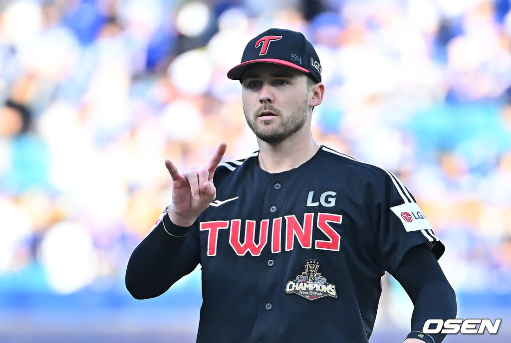 12일 대구삼성라이온즈파크에서 2026 신한 SOL KBO 리그 삼성 라이온즈와 LG 트윈스의 경기가 열렸다. 홈팀 삼성은 후라도가, 방문팀 LG는 톨허스트가 선발 출전했다. LG 트윈스 선발 투수 톨허스트가 사인을 보내고 있다. 2026.09.12 / foto0307@osen.co.kr