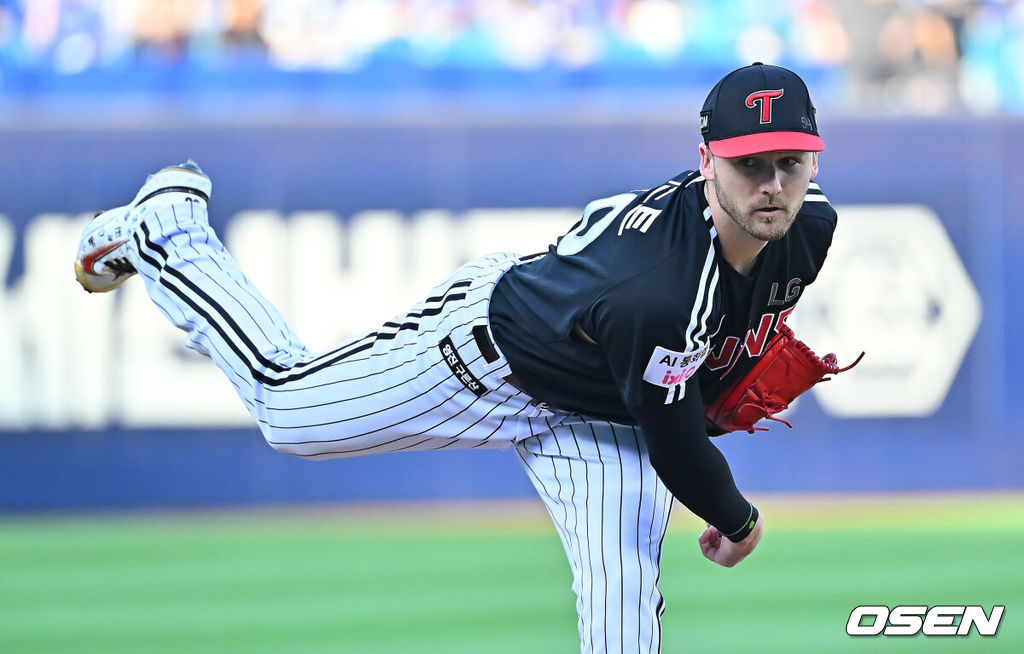12일 대구삼성라이온즈파크에서 2026 신한 SOL KBO 리그 삼성 라이온즈와 LG 트윈스의 경기가 열렸다. 홈팀 삼성은 후라도가, 방문팀 LG는 톨허스트가 선발 출전했다. LG 트윈스 선발 투수 톨허스트가 역투하고 있다. 2026.09.12 / foto0307@osen.co.kr
