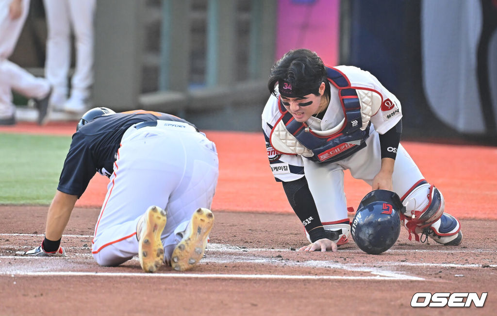 5일 부산 사직야구장에서 2026 신한 SOL KBO 리그 롯데 자이언츠와 한화 이글스의 경기가 열렸다. 홈팀 롯데는 나균안이, 방문팀 한화는 황준서가 선발 출전했다.한화 이글스 문현빈과 손성빈이 1회초 1사 1,3루 강백호의 우중간 2타점 2루타때 득점을 올리며 충돌한 후 괴로워하고 있다. 2026.09.05 / foto0307@osen.co.kr