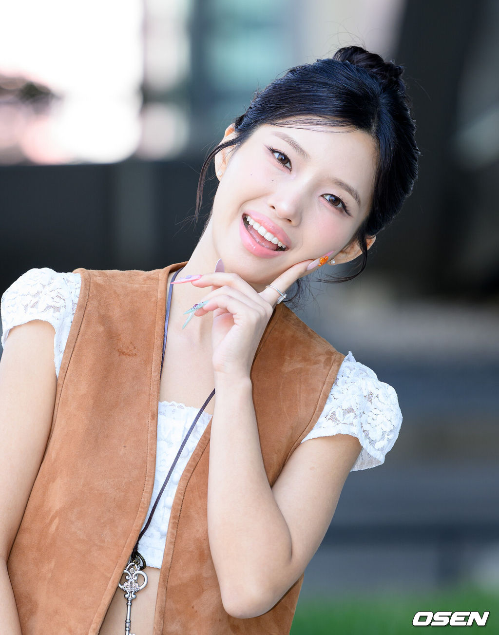 그룹 아이들 소연이 16일 서울 목동 SBS에서 SBS 파워FM '두시탈출 컬투쇼’ 게스트로 출연했다.소연은 지난 7일 첫 솔로 정규 앨범 '끝내주는 인생'을 발매하고, 미니 1집 'Windy' 이후 5년 2개월 만에 솔로 활동에 나섰다.소연이 포즈를 취하고 있다. 2026.09.16 /sunday@osen.co.kr