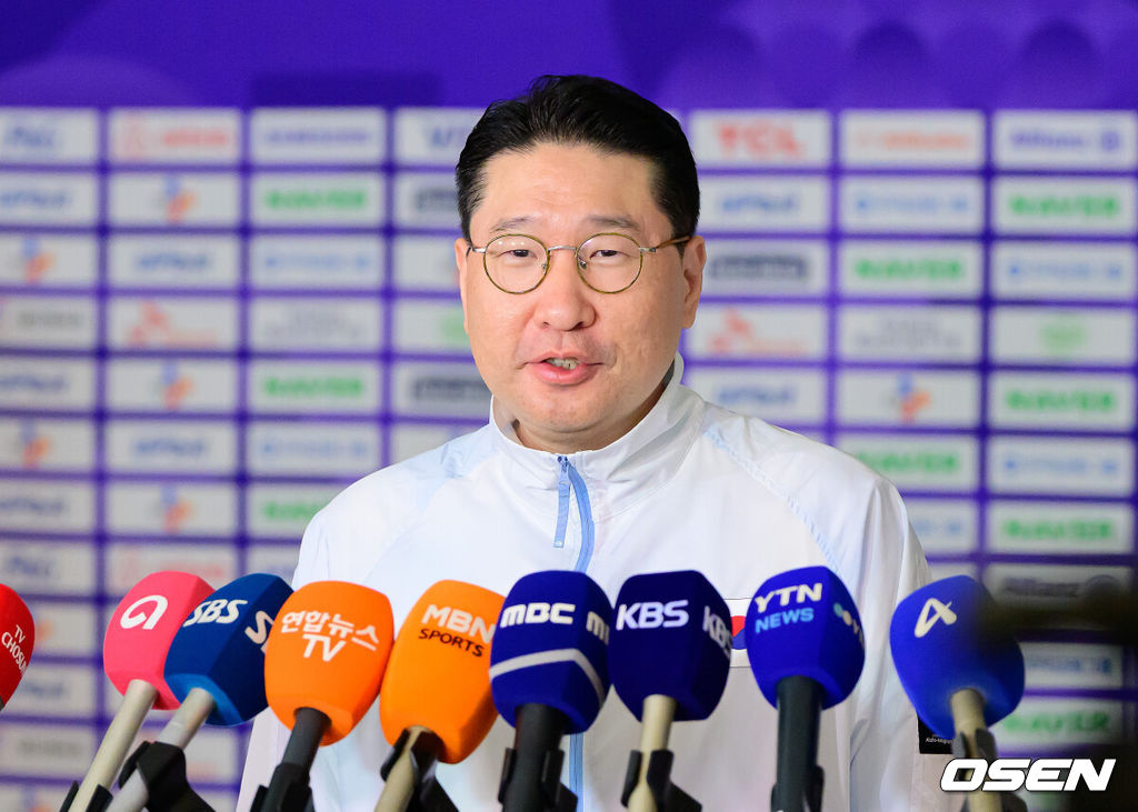2026 아이치-나고야 아시안게임 대한민국 선수단 본단이 17일 오전 인천국제공항을 통해 일본으로 출국했다.아이치-나고야 아시안게임은 19일부터 10월 4일까지 일본 아이치현과 나고야시 일원에서 열린다. 대한민국은 41개 종목에 1,052명의 선수단을 파견한다. 이상현 선수단장이 인터뷰를 하고 있다. 2026.09.17 / jpnews@osen.co.kr