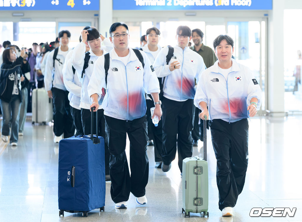 류지현 감독이 이끄는 한국 야구대표팀이 18일 오전 인천국제공항을 통해 출국했다.결전지인 일본 나고야로 향하는 대표팀은 19일과 20일 현지 적응 훈련을 거쳐 21일 대만과 조별예선 1차전을 치른다.류지현 감독을 비롯한 대표팀이 출국장으로 이동하고 있다. 2026.09.18 /sunday@osen.co.kr