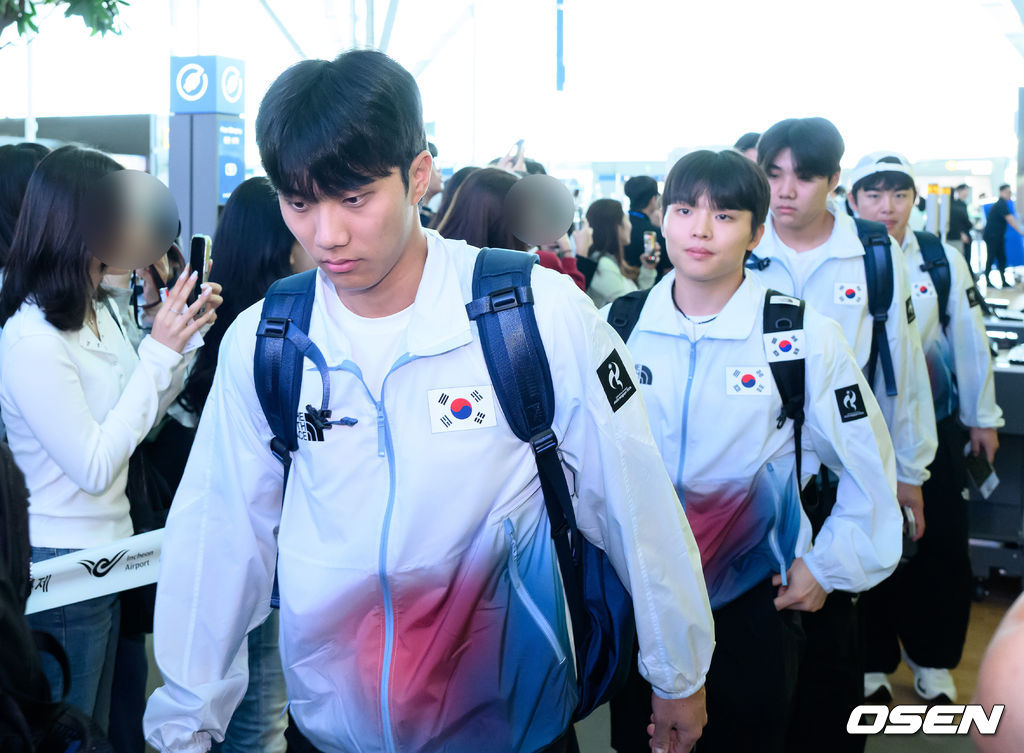 류지현 감독이 이끄는 한국 야구대표팀이 18일 오전 인천국제공항을 통해 출국했다.결전지인 일본 나고야로 향하는 대표팀은 19일과 20일 현지 적응 훈련을 거쳐 21일 대만과 조별예선 1차전을 치른다.이재현이 출국장으로 이동하고 있다. 2026.09.18 /sunday@osen.co.kr