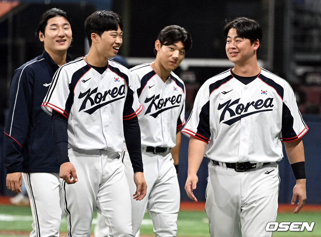 류지현 감독이 이끄는 2026 아이치·나고야 아시안게임 야구 대표팀이 17일 오후 서울 고척스카이돔에서 상무와의 연습경기를 가졌다.야구 대표팀은 오는 18일 나고야로 이동한 뒤 21일 B조 조별예선 대만전, 22일 홍콩전, 23일 태국전을 치른 뒤 25일부터 26일까지 슈퍼라운드를 거쳐 27일 메달 결정전을 펼친다. 경기 종료 후 대표팀 노시환(오른쪽)이 박재현과 대화를 하고 있다. 2026.09.17 /cej@osen.co.kr