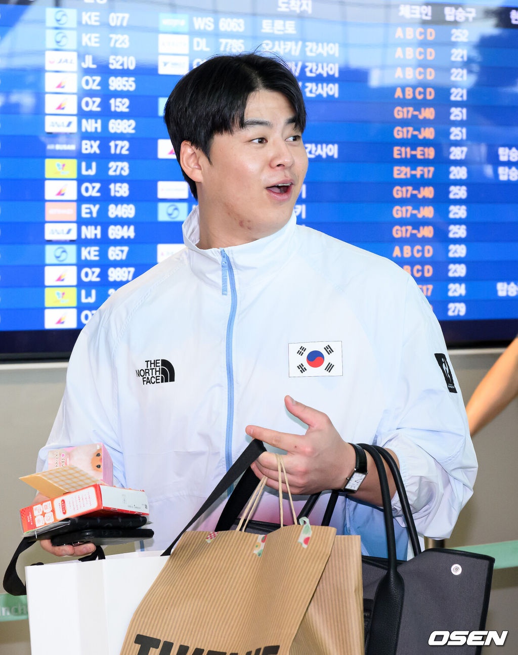 류지현 감독이 이끄는 한국 야구대표팀이 18일 오전 인천국제공항을 통해 출국했다.결전지인 일본 나고야로 향하는 대표팀은 19일과 20일 현지 적응 훈련을 거쳐 21일 대만과 조별예선 1차전을 치른다.노시환이 출국장으로 이동하고 있다. 2026.09.18 /sunday@osen.co.kr