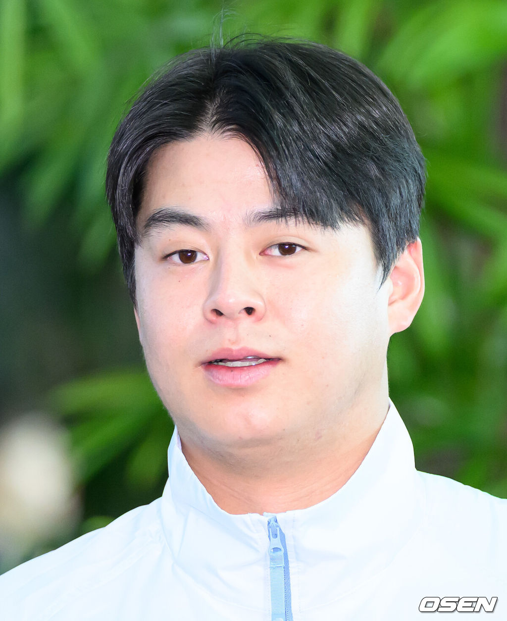 류지현 감독이 이끄는 한국 야구대표팀이 18일 오전 인천국제공항을 통해 출국했다.결전지인 일본 나고야로 향하는 대표팀은 19일과 20일 현지 적응 훈련을 거쳐 21일 대만과 조별예선 1차전을 치른다.주장 노시환이 인터뷰를 하고 있다. 2026.09.18 /sunday@osen.co.kr