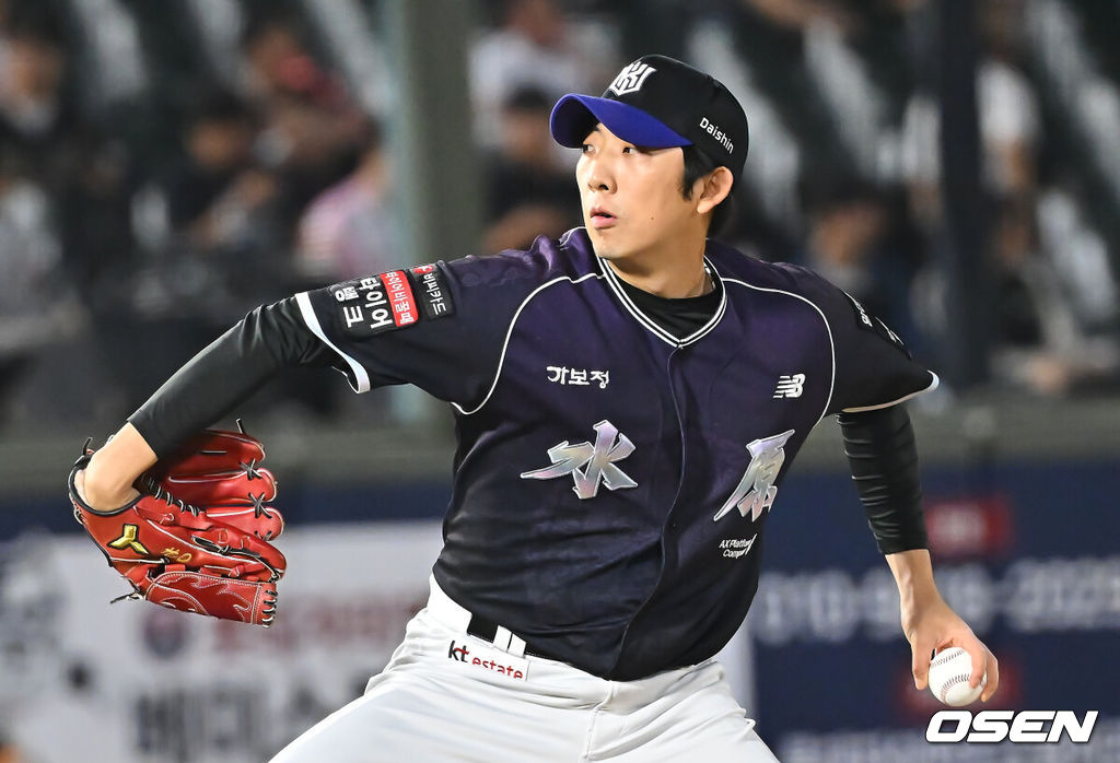 11일 부산 사직야구장에서 2026 신한 SOL KBO 리그 롯데 자이언츠와 KT 위즈의 경기가 열렸다. 홈팀 롯데는 김진욱이, 방문팀 KT는 로건이 선발 출전했다.KT 위즈 오원석이 역투하고 있다. 2026.09.11 / foto0307@osen.co.kr
