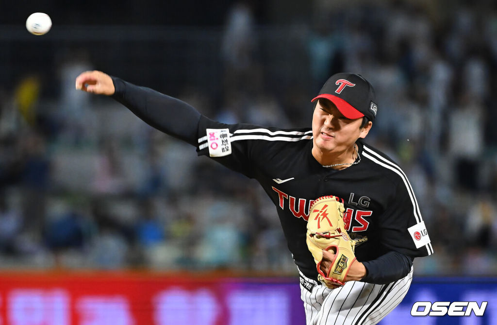 16일 창원NC파크에서 2026 신한 SOL KBO 리그 NC 다이노스와 LG 트윈스의 경기가 열렸다. 홈팀 NC는 클레빈저가, 방문팀 LG는 박시원이 선발 출전했다. LG 트윈스 고우석이 역투하고 있다. 2026.09.16 / foto0307@osen.co.kr